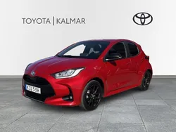 Röd Begagnad 2023 Toyota Yaris Hybrid Style Halvkombi | 234 000 kr (Marknadspris)