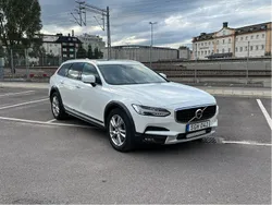 Vit Begagnad 2018 Volvo V90 CC Momentum Kombi | 230 000 kr (Marknadspris)