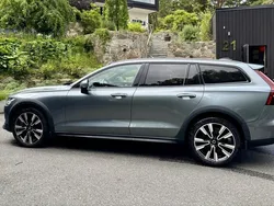 Grå Begagnad 2019 Volvo V60 CC Kombi | 379 900 kr (Dyr)