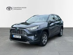 Mörkgrå (grå metallic) Begagnad 2022 Toyota RAV4 Hybrid Active SUV | 369 900 kr (Marknadspris)