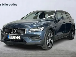 Mörkblå Begagnad 2021 Volvo V60 CC Kombi | 264 900 kr (Marknadspris)