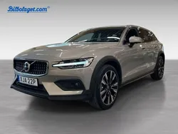 Silver Begagnad 2023 Volvo V60 CC Plus Kombi | 430 900 kr (Marknadspris)