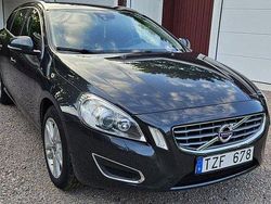 Grå Begagnad 2012 Volvo V60 Summum Kombi | 75 000 kr (Marknadspris)