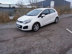 Vit Begagnad 2014 Kia Rio Halvkombi | 89 900 kr (Bra pris)