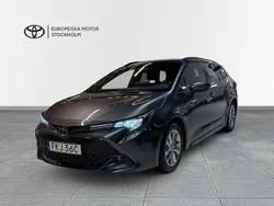 Mörkgrå Begagnad 2024 Toyota Corolla Active Kombi | 304 900 kr (Marknadspris)