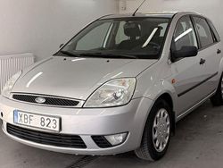Ljusgrå Begagnad 2005 Ford Fiesta Halvkombi | 24 900 kr (Marknadspris)