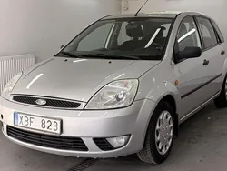 Ljusgrå Begagnad 2005 Ford Fiesta Halvkombi | 24 900 kr (Marknadspris)