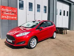 Röd Begagnad 2016 Ford Fiesta Titanium Halvkombi | 69 900 kr (Marknadspris)