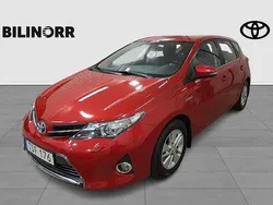 Mörkröd Begagnad 2014 Toyota Auris Hybrid Active Halvkombi | 149 900 kr (Marknadspris)
