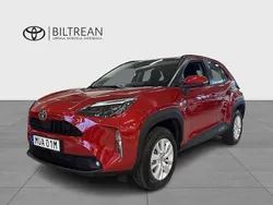 Röd Begagnad 2024 Toyota Yaris Cross Active SUV | 324 000 kr (Marknadspris)