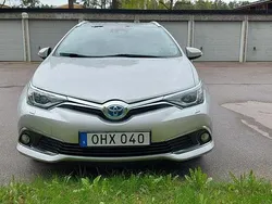 Silver Begagnad 2016 Toyota Auris Touring Sports Executive Kombi | 115 000 kr (Marknadspris)