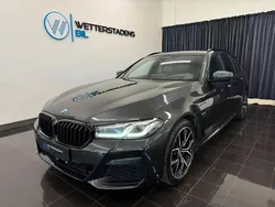 Grå (sophistogrå metallic) Begagnad 2022 BMW 530e M Sport Kombi | 339 800 kr (Marknadspris)