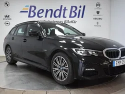 Safirsvart metallic Begagnad 2022 BMW 330e M Sport Kombi | 379 500 kr (Marknadspris)