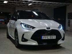Vit Begagnad 2021 Toyota Yaris Hybrid Style Halvkombi | 239 900 kr (Marknadspris)