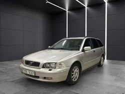 Ljusgrå Begagnad 2002 Volvo V40 Kombi | 21 900 kr (Marknadspris)