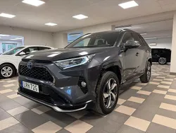 Mörkgrå Begagnad 2021 Toyota RAV4 Hybrid SUV | 327 000 kr (Bra pris)