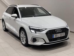 Glaciärvit metallic Begagnad 2023 Audi A3 Advanced Plus Halvkombi | 224 900 kr (Superpris)