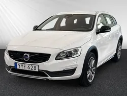 Vit Begagnad 2017 Volvo V60 CC Standard Kombi | 179 800 kr (Marknadspris)