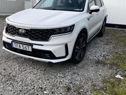 Vit Begagnad 2021 Kia Sorento Plus SUV | 429 000 kr (Marknadspris)