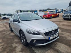 Grå Begagnad 2015 Volvo V40 CC Kombi | 129 900 kr (Marknadspris)