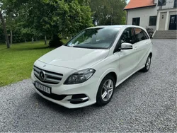 Vit Begagnad 2017 Mercedes B250e Style Minibuss | 129 000 kr