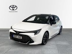 Vit Begagnad 2022 Toyota Corolla Hybrid Sport Halvkombi | 224 900 kr (Marknadspris)