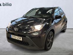 Svart Begagnad 2022 Toyota Aygo Play Halvkombi | 159 900 kr (Marknadspris)