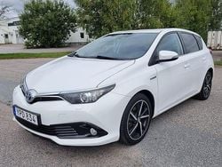 Vit Begagnad 2017 Toyota Auris Hybrid Comfort Halvkombi | 139 000 kr (Marknadspris)