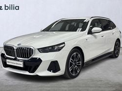 Vit (alpinvit ) Ny 2025 BMW 530e M Sport Kombi | 649 900 kr (Marknadspris)