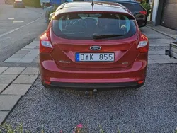 Röd Begagnad 2013 Ford Focus Titanium Halvkombi | 66 000 kr (Marknadspris)