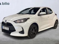 Vit Begagnad 2023 Toyota Yaris Hybrid Active Halvkombi | 224 900 kr (Marknadspris)