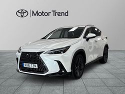 Vit Begagnad 2025 Lexus NX450h+ Executive Line SUV | 639 900 kr (Marknadspris)