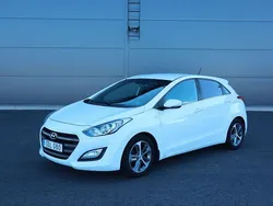Vit Begagnad 2016 Hyundai i30 Comfort Halvkombi | 99 000 kr (Marknadspris)