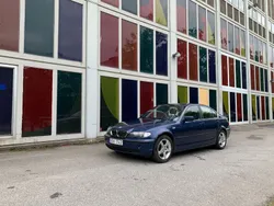 Mörkblå Begagnad 2003 BMW 320 Sedan | 34 900 kr (Marknadspris)