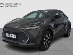 Mörkgrå (grå) Begagnad 2025 Toyota C-HR Style SUV | 359 900 kr (Marknadspris)