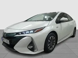 Vit Begagnad 2018 Toyota Prius Plug-in Hybrid Halvkombi | 199 900 kr (Marknadspris)