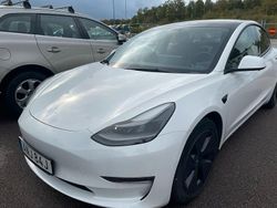 Vit (vit metallic) Begagnad 2022 Tesla Model 3 Long Range AWD Sedan | 369 000 kr (Lite dyr)