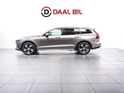 Grå Begagnad 2022 Volvo V60 CC Kombi | 384 700 kr (Marknadspris)