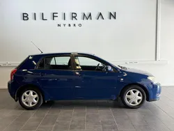 Mörkblå (blå) Begagnad 2004 Toyota Corolla Halvkombi | 29 900 kr (Lite dyr)