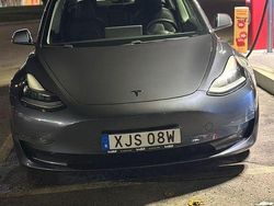 Grå Begagnad 2021 Tesla Model 3 Long Range AWD Sedan | 220 000 kr (Marknadspris)