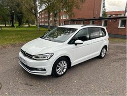 Vit Begagnad 2016 VW Touran Minibuss | 135 000 kr (Lite dyr)