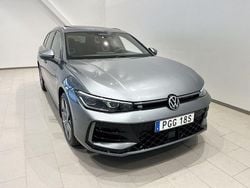 Mörkgrå (diabase grey metallic) Ny 2025 VW Passat R-line Kombi | 545 900 kr (Bra pris)