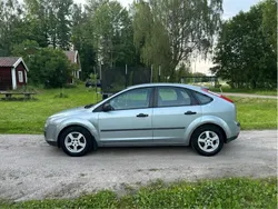 Grå Begagnad 2005 Ford Focus Halvkombi | 24 499 kr (Marknadspris)
