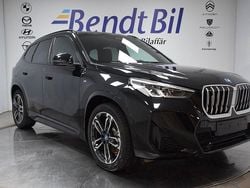 Black sapphire metallic Ny 2025 BMW X1 Comfort Edition SUV | 619 500 kr (Marknadspris)