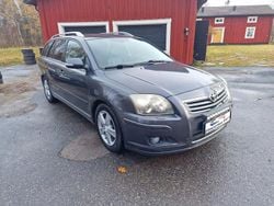 Grå (gråmetallic) Begagnad 2007 Toyota Avensis Executive Kombi | 48 000 kr (Dyr)