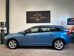 Blå Begagnad 2015 Volvo V60 Kinetic Kombi | 99 900 kr (Marknadspris)