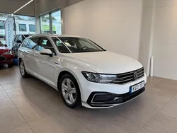Vit Begagnad 2021 VW Passat GTE Kombi | 233 900 kr (Marknadspris)