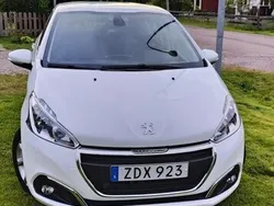 Vit Begagnad 2018 Peugeot 208 Halvkombi | 105 000 kr (Marknadspris)