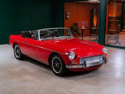 Röd Begagnad 1971 MG B Cab | 119 900 kr
