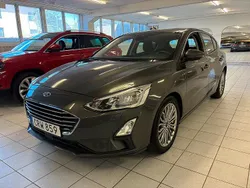 Grå (grå metallic) Begagnad 2018 Ford Focus Titanium Halvkombi | 144 900 kr (Marknadspris)